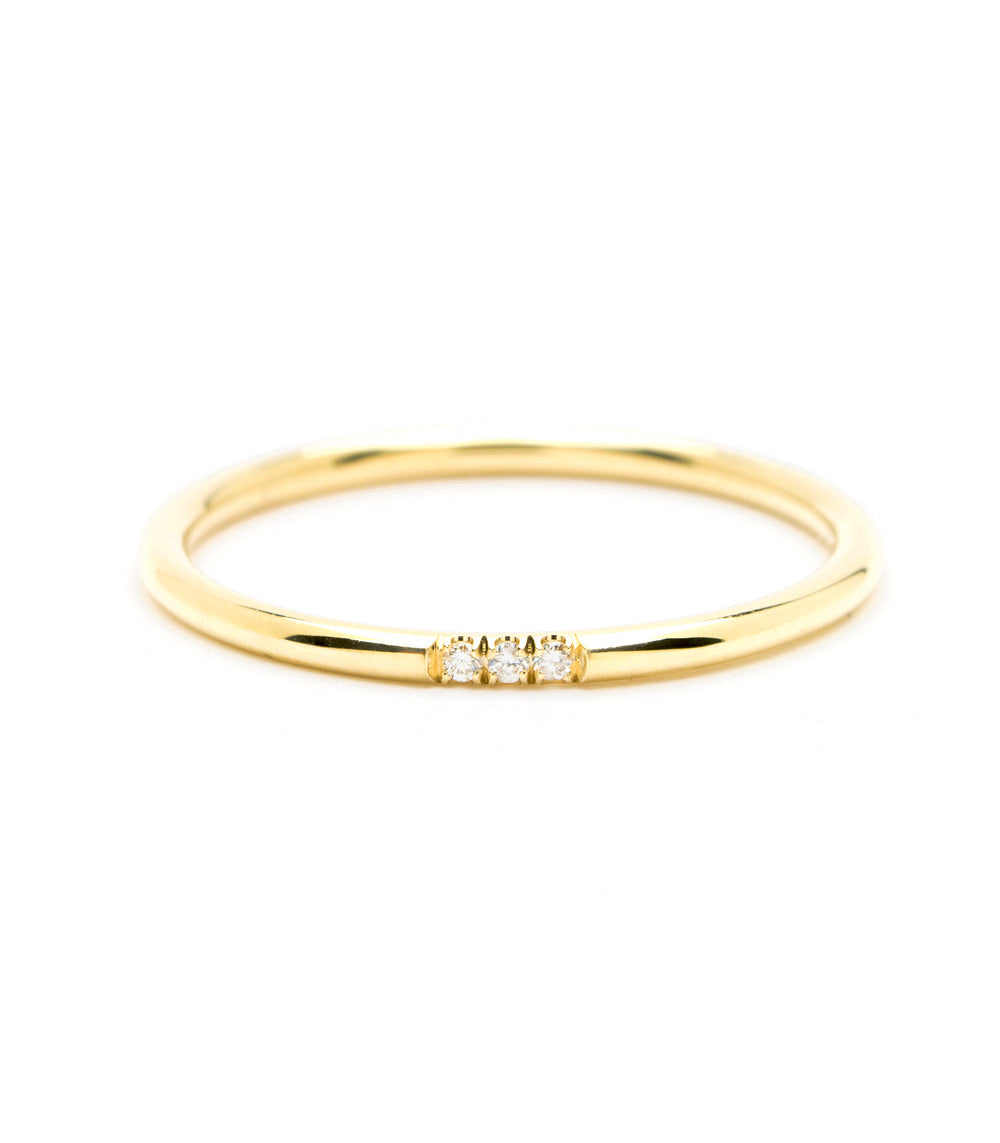 Front view of Puro Three Diamonds Band in yellow gold.